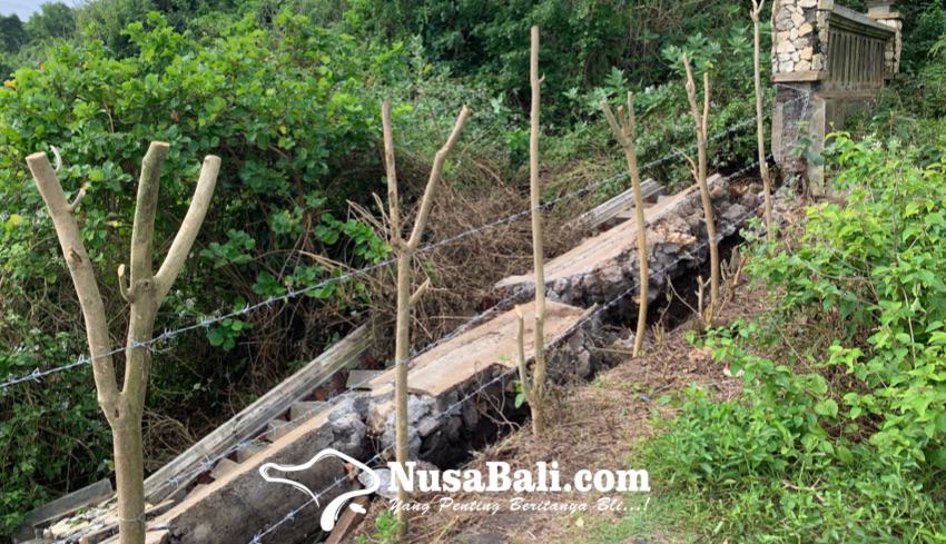 www.nusabali.com-tembok-tebing-dtw-pura-uluwatu-yang-roboh-dipasang-pagar-kawat-berduri