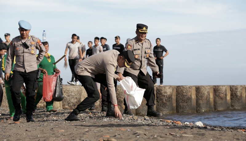www.nusabali.com-polisi-dan-warga-bersihkan-sampah-di-eks-pelabuhan-buleleng