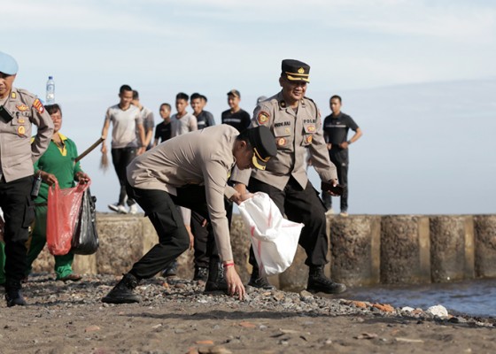 Nusabali.com - polisi-dan-warga-bersihkan-sampah-di-eks-pelabuhan-buleleng