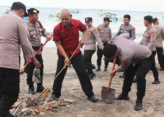 Nusabali.com - kapolres-bandara-bersihkan-sampah-pantai-sekeh
