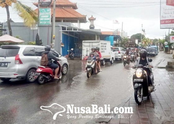 Nusabali.com - sering-tergenang-air-jalan-uluwatu-kerap-picu-kemacetan