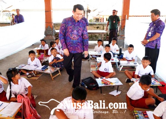 Nusabali.com - sekolah-direnovasi-siswa-sdn-manduang-belajar-di-balai-banjar