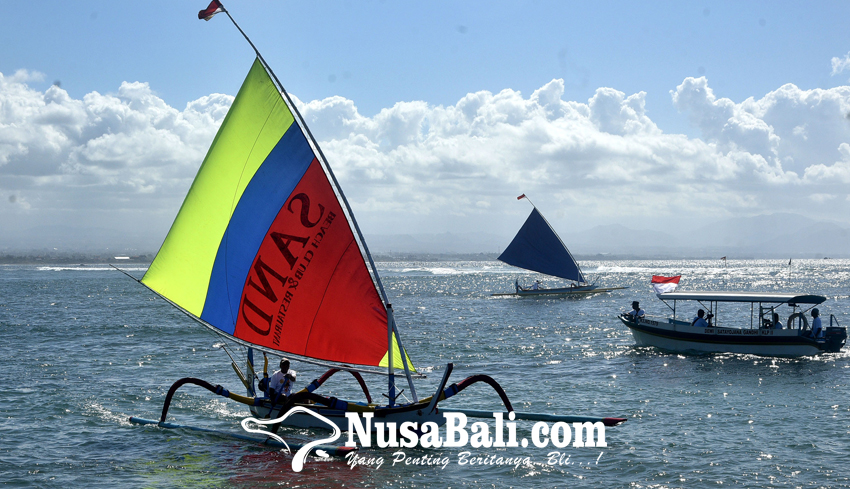 www.nusabali.com-warna-warni-jukung-lintasi-perairan-pantai-sanur