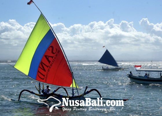Nusabali.com - warna-warni-jukung-lintasi-perairan-pantai-sanur