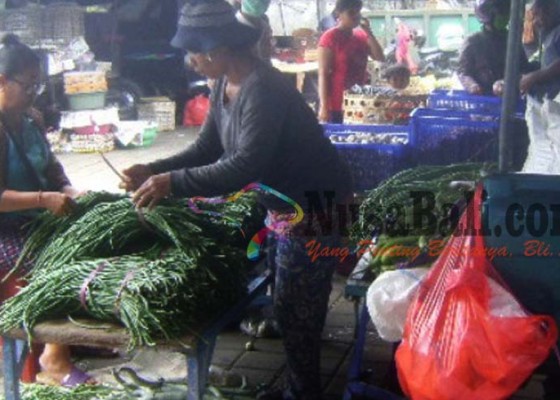 Nusabali.com - pasar-tradisional-mulai-terasa-lengang