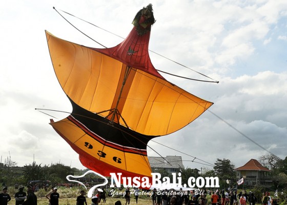Nusabali.com - ratusan-layang-layang-hiasi-langit-padanggalak