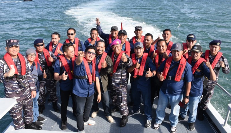 www.nusabali.com-danlanal-denpasar-ajak-wartawan-joy-sailing