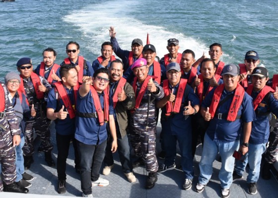 Nusabali.com - danlanal-denpasar-ajak-wartawan-joy-sailing