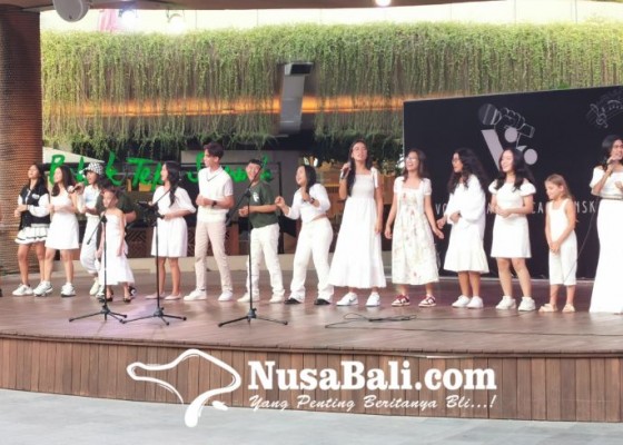 Nusabali.com - murid-caca-anska-unjuk-kemampuan-menyanyi-di-beachwalk-kuta