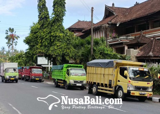 Nusabali.com - truk-pasir-jadi-momok-wisata-di-candidasa
