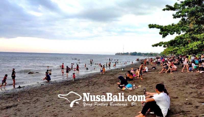 www.nusabali.com-wisatawan-padati-pantai-penimbangan