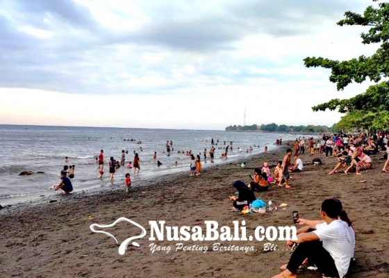 Nusabali.com - wisatawan-padati-pantai-penimbangan