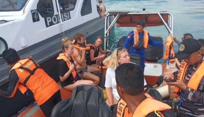 www.nusabali.com-labuan-bajo-motorboat-runs-aground-37-tourists-evacuated