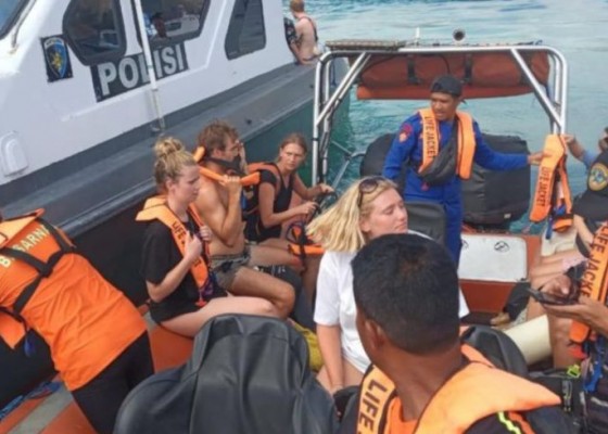 Nusabali.com - labuan-bajo-motorboat-runs-aground-37-tourists-evacuated