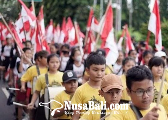 Nusabali.com - parade-drumband-meriahkan-hut-ke-76-smpn-1-semarapura