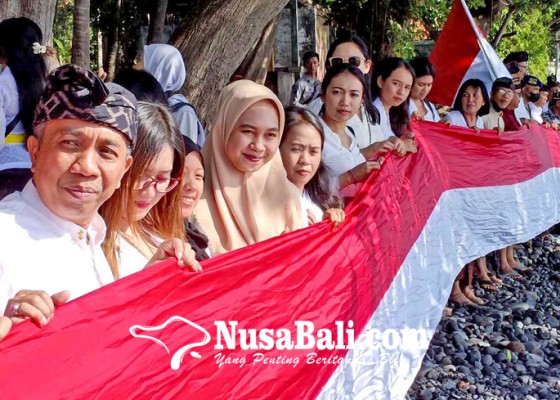 Nusabali.com - bendera-sepanjang-65-meter-dibentangkan-di-pantai-tulamben