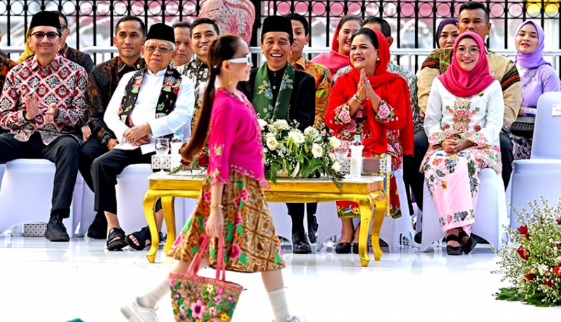 www.nusabali.com-jokowi-kebaya-lambang-karakter-anggun-masyarakat-indonesia