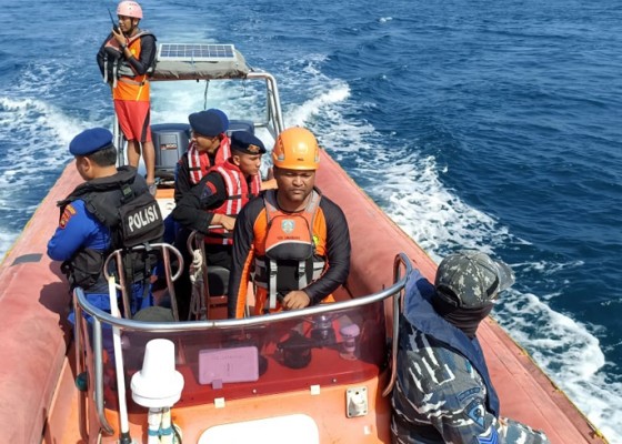 Nusabali.com - penumpang-kapal-diduga-ceburkan-diri-ke-laut