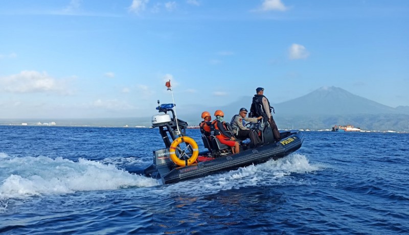 www.nusabali.com-penumpang-kapal-cebur-diri-ke-laut-warga-karangasem