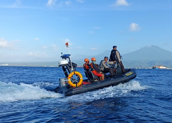 Nusabali.com - penumpang-kapal-cebur-diri-ke-laut-warga-karangasem