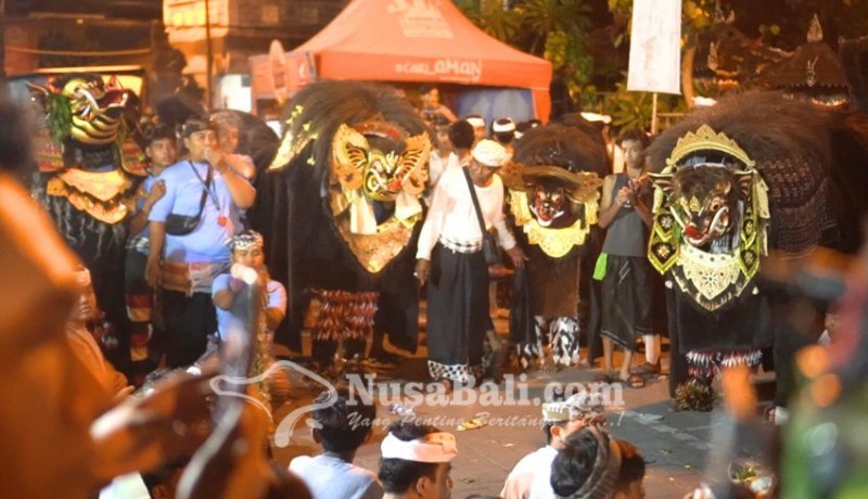 www.nusabali.com-barong-bangkung-dan-barong-bangkal-pesona-di-panggung-festival-ngelawang-mebarung-padangsambian