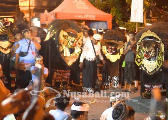 Nusabali.com - barong-bangkung-dan-barong-bangkal-pesona-di-panggung-festival-ngelawang-mebarung-padangsambian
