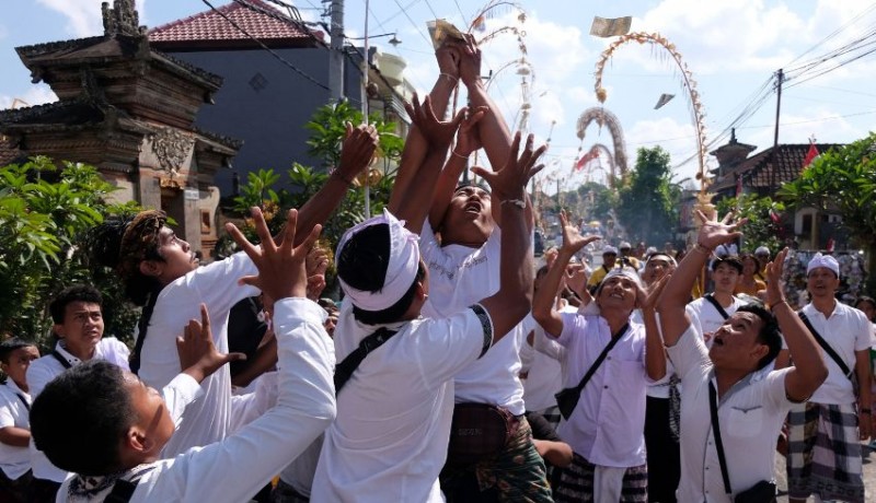 www.nusabali.com-tradisi-mesuryak-hari-raya-kuningan-di-bongan-gede