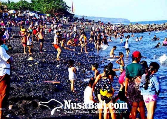Nusabali.com - saat-kuningan-ratusan-warga-malukat-di-pantai-jasri