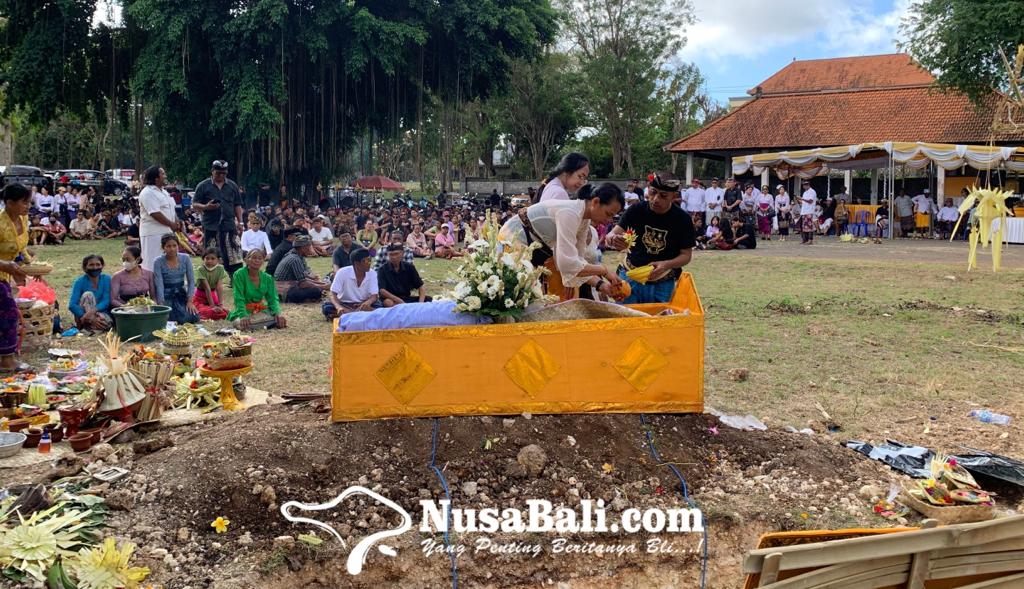 www.nusabali.com-mengharukan-prosesi-pemakaman-putra-disel-astawa-layang-layang-ikut-mengiringi-pemakaman