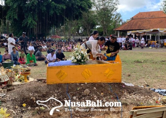 Nusabali.com - mengharukan-prosesi-pemakaman-putra-disel-astawa-layang-layang-ikut-mengiringi-pemakaman