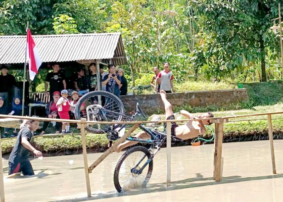 Nusabali.com - lomba-naik-sepeda-di-atas-kolam-bikin-warga-heboh