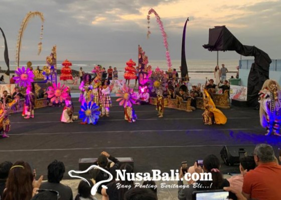 Nusabali.com - panggung-seni-budaya-masuk-mal-wisatawan-di-kuta-dapat-hiburan-gratis