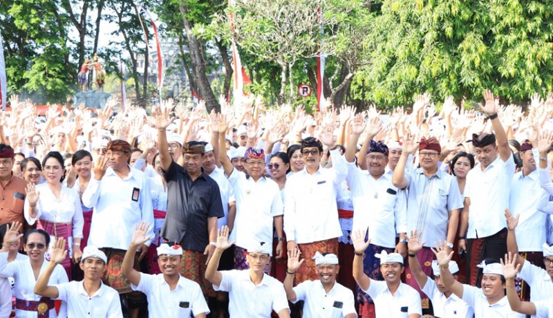 www.nusabali.com-ribuan-guru-se-bali-beri-applause-gubernur-koster