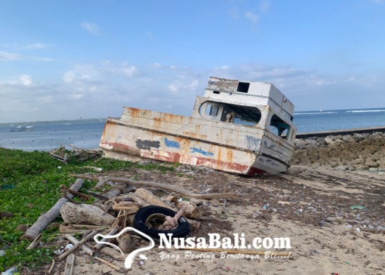 Nusabali.com - terdampar-sejak-sebelum-pandemi-bangkai-kapal-terbengkalai-di-tanjung-benoa