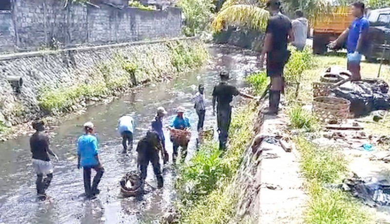 www.nusabali.com-dinas-pupr-gandeng-komunitas-bersihkan-sampah-di-sungai