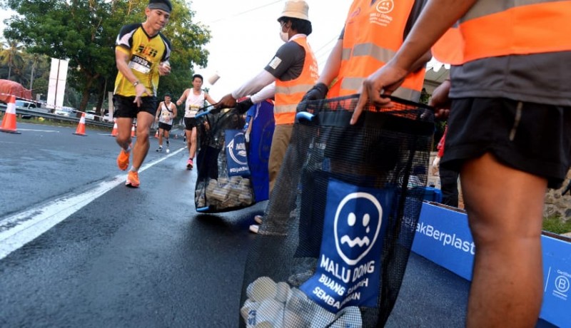 www.nusabali.com-aqua-edukasi-dan-kumpulkan-sampah-di-ajang-maybank-marathon-2023