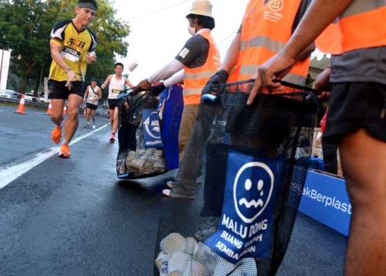 Nusabali.com - aqua-edukasi-dan-kumpulkan-sampah-di-ajang-maybank-marathon-2023