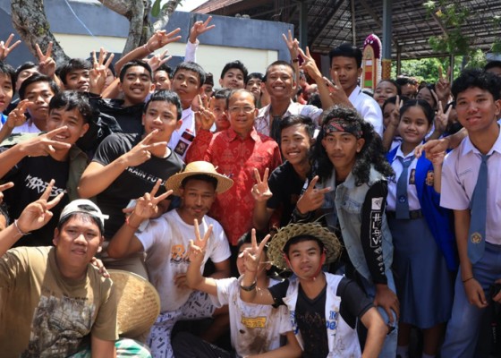 Nusabali.com - ratusan-siswa-smasmk-di-gianyar-sambut-antusias-gubernur-koster