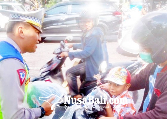 Nusabali.com - satlantas-polresta-bagi-helm-gratis-untuk-anak-anak