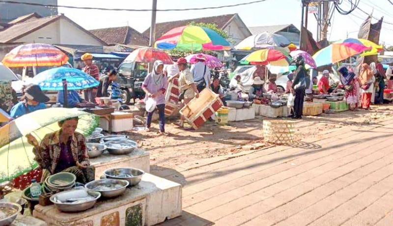 www.nusabali.com-sepi-pembeli-pedagang-buah-dan-ikan-pindah-ke-halaman-pasar-ijo-gading