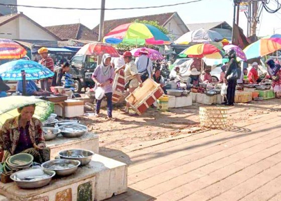 Nusabali.com - sepi-pembeli-pedagang-buah-dan-ikan-pindah-ke-halaman-pasar-ijo-gading