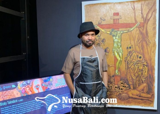 Nusabali.com - seniman-papua-dicky-takndare-eksplorasi-media-kulit-kayu