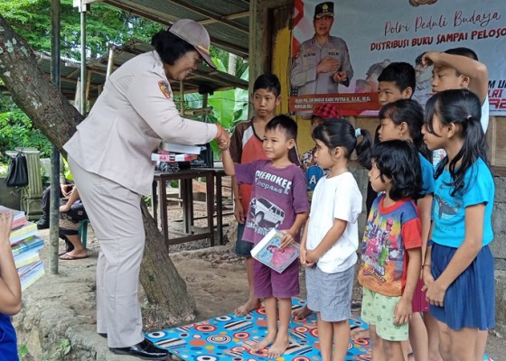 Nusabali.com - polres-bagikan-buku-bacaan-anak-di-desa-besan