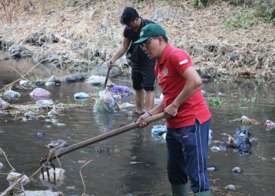 Nusabali.com - sungai-mendaung-banjar-dipenuhi-sampah