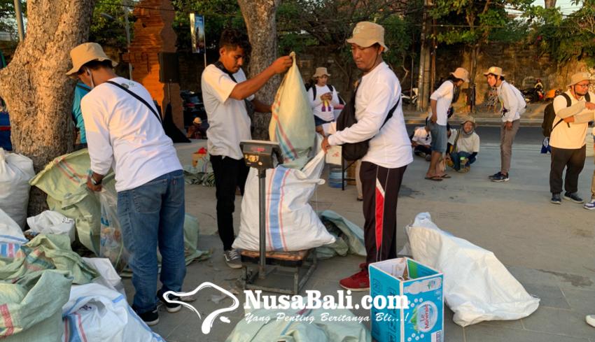 www.nusabali.com-sunset-clean-up-584-relawan-bersihkan-500-kg-sampah-di-pantai-kuta-hingga-pantai-jerman