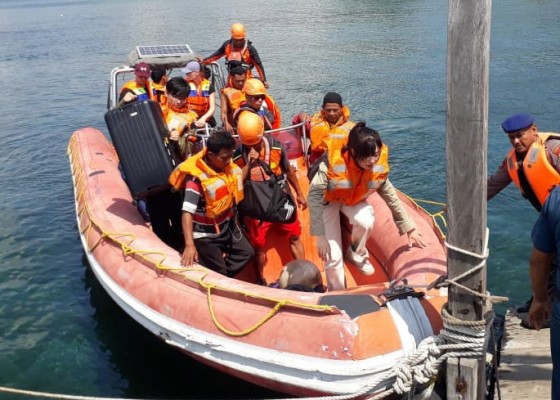 Nusabali.com - kapal-penumpang-kandas-di-selat-bali-114-penumpang-dievakuasi