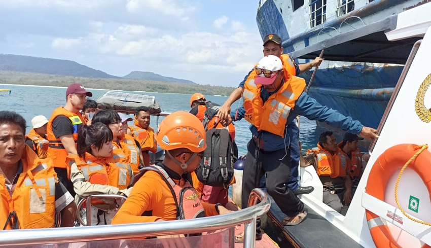 www.nusabali.com-kapal-penumpang-kandas-114-penumpang-dievakuasi