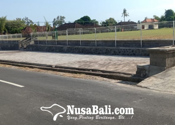 Nusabali.com - lapangan-pau-ditanami-rumput-standar-lapangan-bola