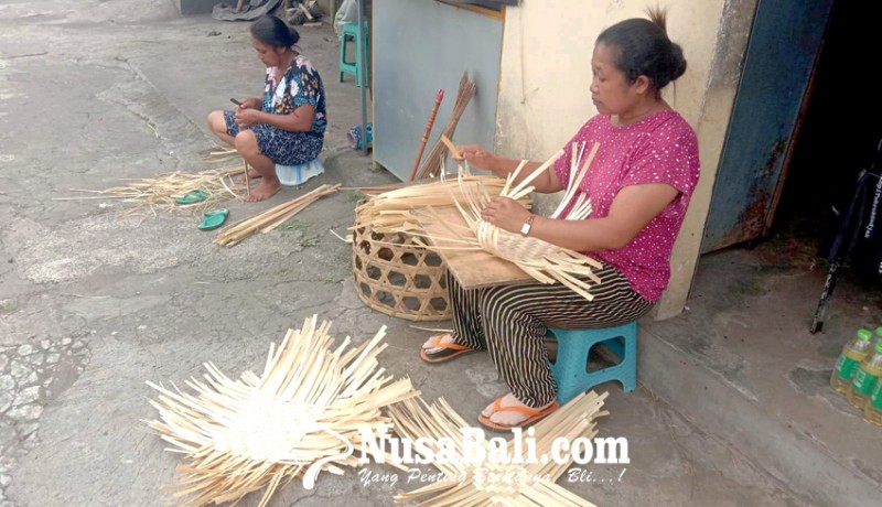 www.nusabali.com-menganyam-bambu