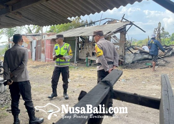 Nusabali.com - empat-rumah-rompok-terbakar